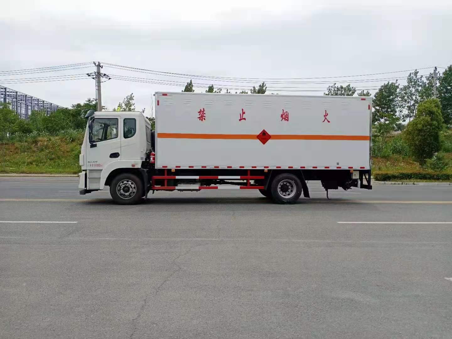 東風錦程6.8米液體廂式運輸車